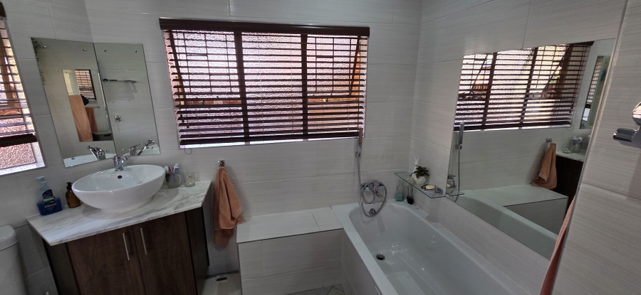 3 Bedroom Property for Sale in Roylglen Gardens Northern Cape